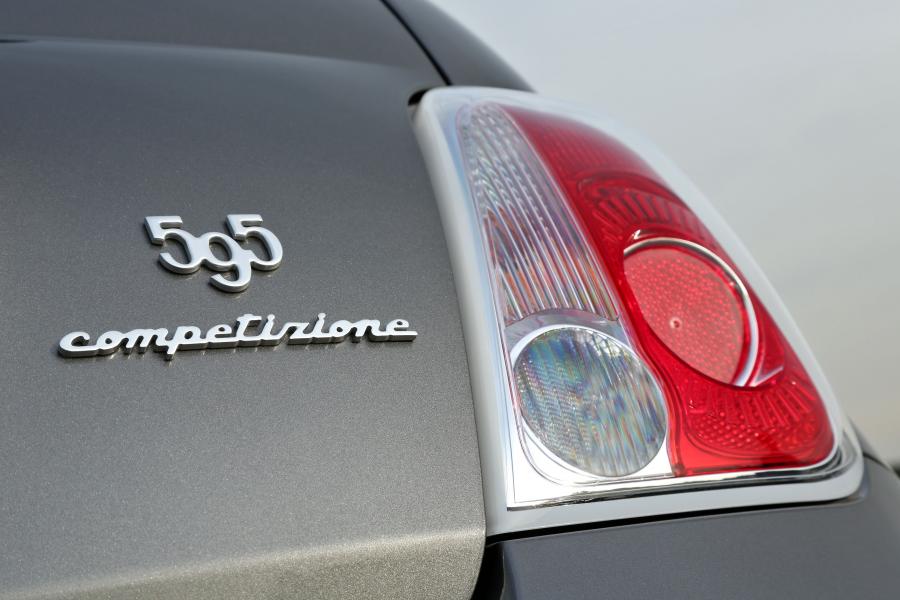 Логотип Abarth 595 Competizione 2011 года  (фото 17 из 32)